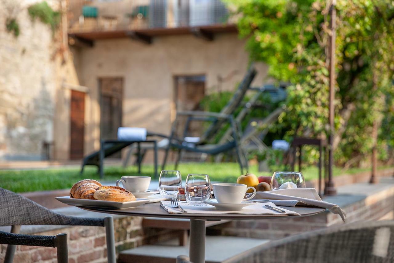 Il Cortile Di San Michele Bed & Breakfast Guarene Exterior foto